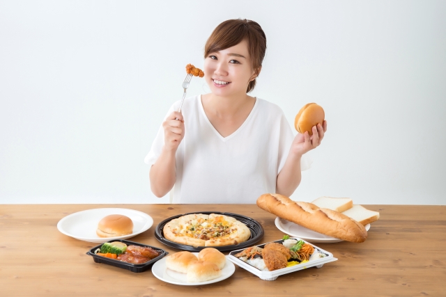 夜遅くにご飯をたくさん食べてしまうと・・・