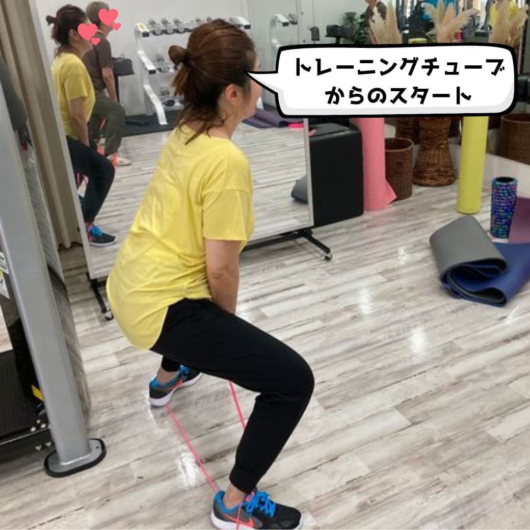 トレーニング初期段階のころは、トレーニングチューブを使ったスクワットからスタートいたしました。