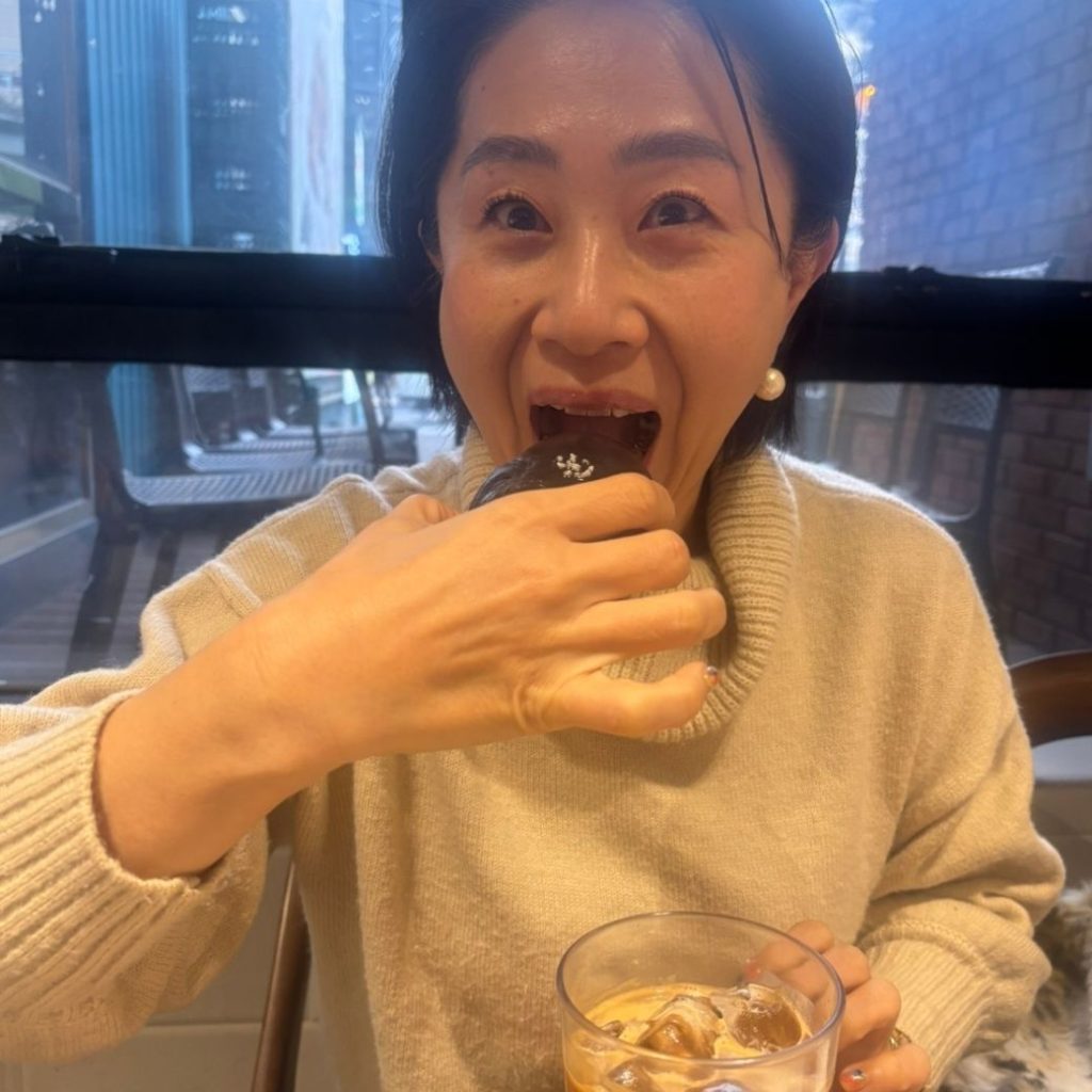 食事するトレーナー文乃さん