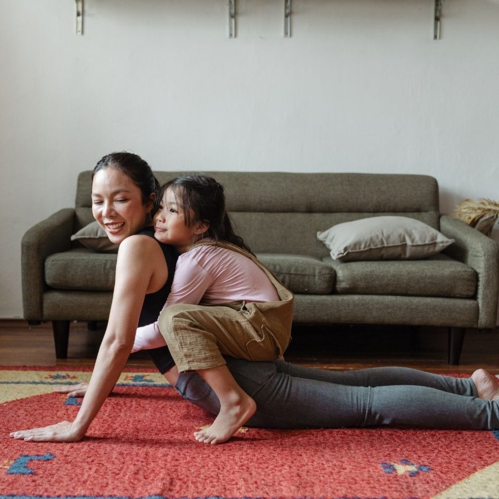 子どもと一緒に筋トレを」する女性