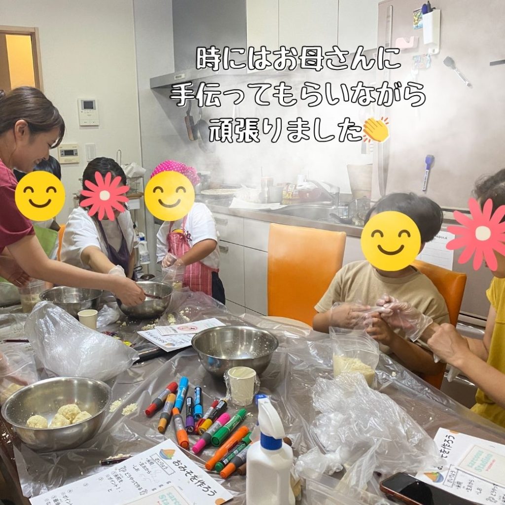 むずかしい所はお母さんにも手伝ってもらって頑張る様子。