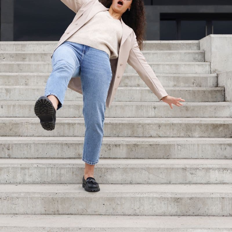 最近疲れやすくなった　こける　階段　つまづく